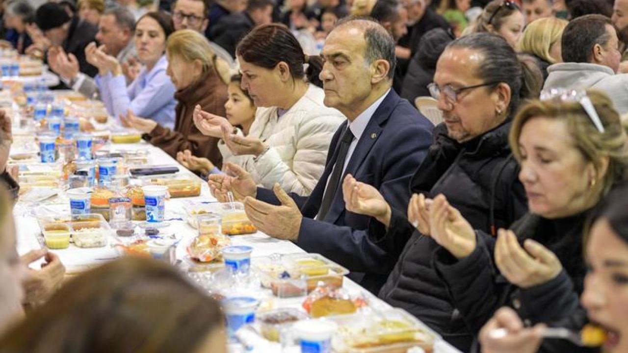 Büyükşehir’in iftar sofrası bu kez Foça’da kuruldu