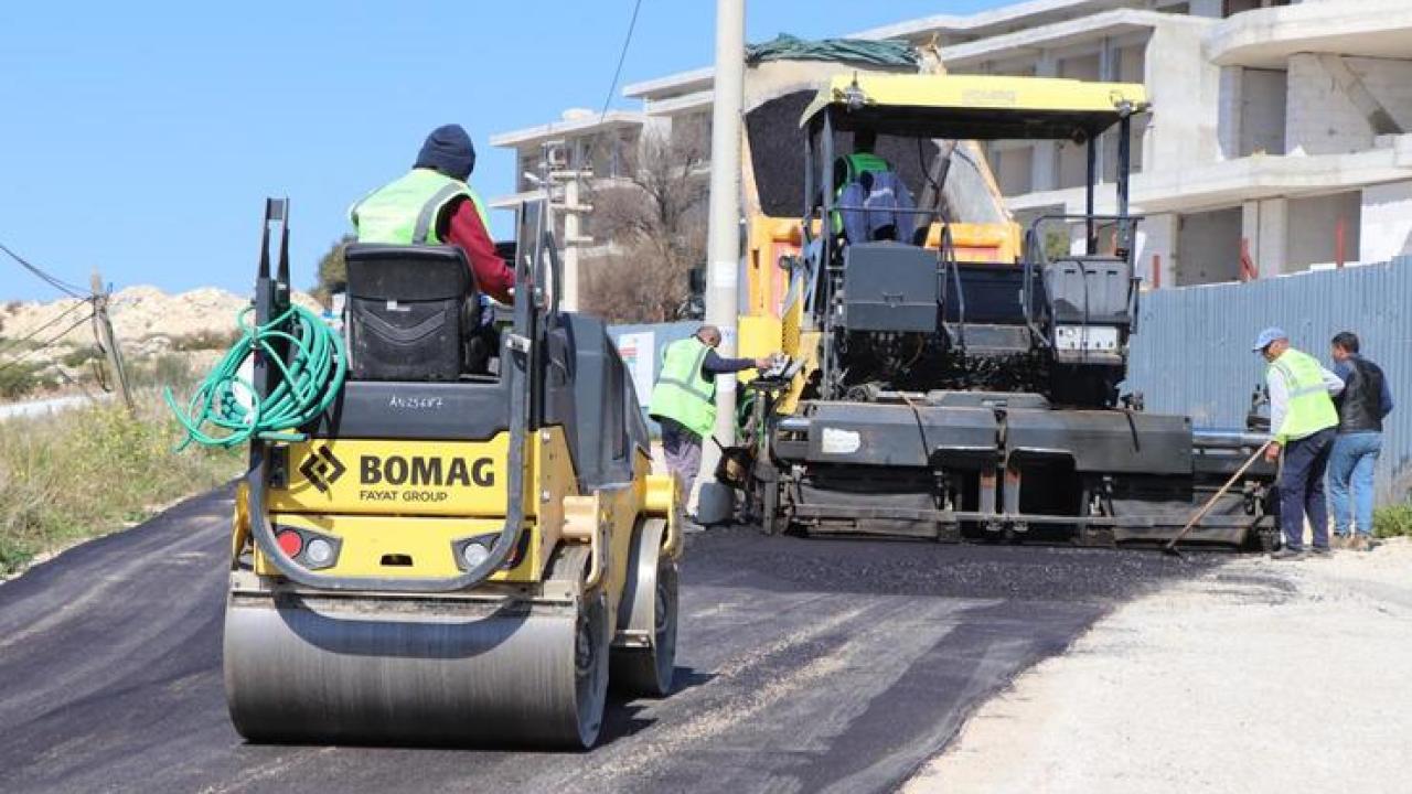 Çeşme’nin yolları yaza hazırlanıyor