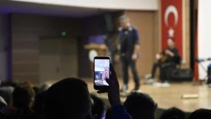 Çiğli’de Anadolu Rock Rüzgarı: Barış Manço ve Cem Karaca Şarkılarıyla Anıldı