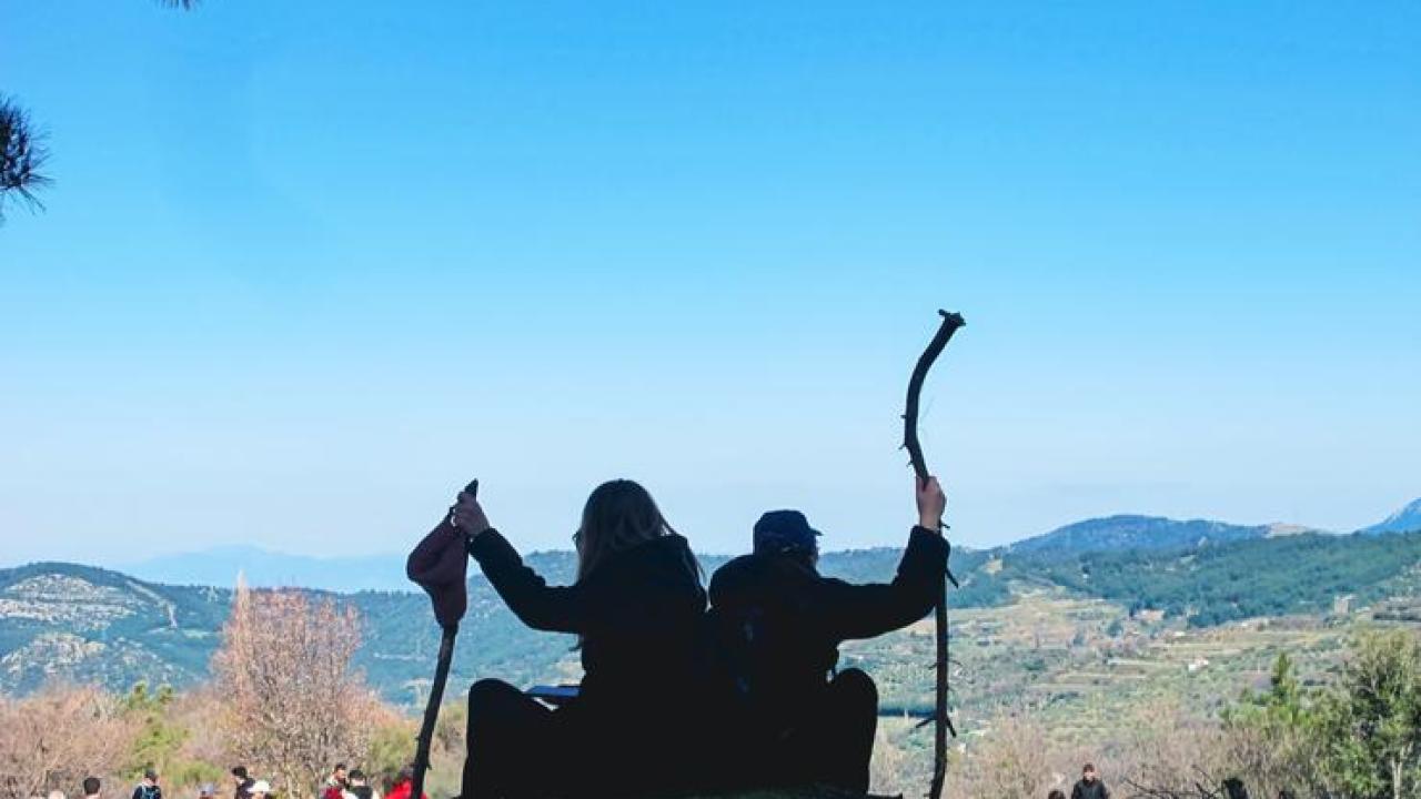 Gençler baharı Efes-Mimas Yolu’nda doğayla karşıladı