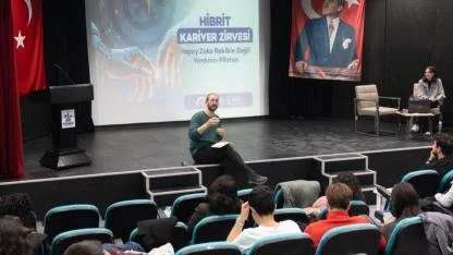 Gençler ‘Hibrit Kariyer Zirvesi’ için Konak’ta bir araya geldi