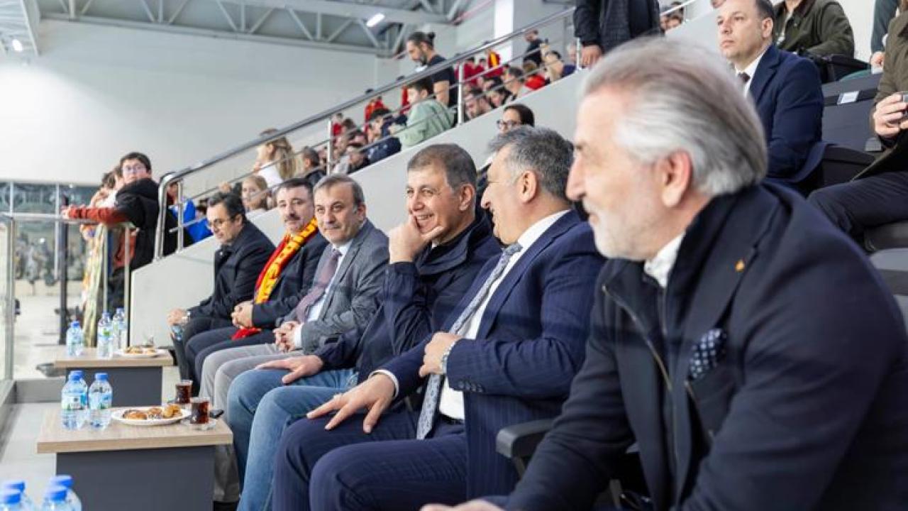 Göztepe’nin Avrupa zaferine Başkan Tugay da eşlik etti