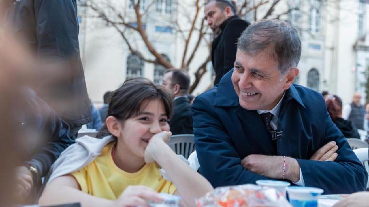 İzmir Büyükşehir Belediyesi'nin iftar sofrası Kemeraltı'nda kuruldu