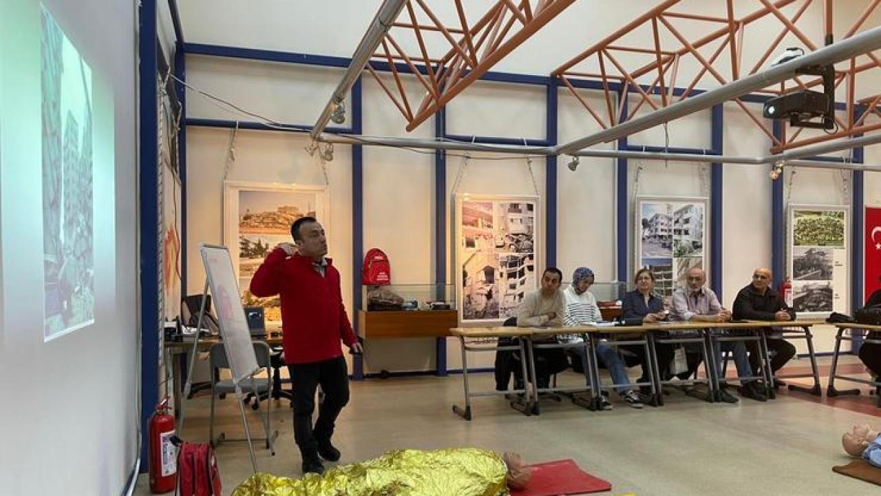 Karşıyaka’nın afet gönüllüleri eğitimlerle güçleniyor