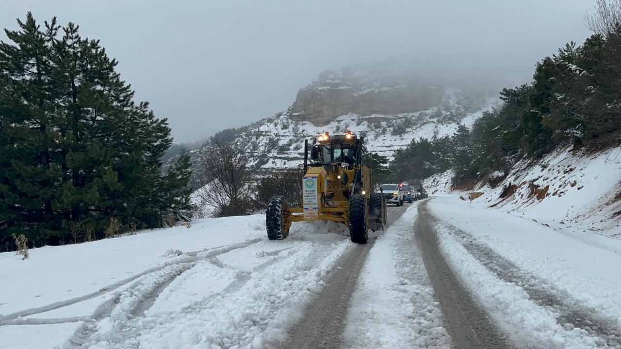 Manisa Büyükşehir Belediyesinden Bayramda Spil Dağı’nda Kar Mesaisi