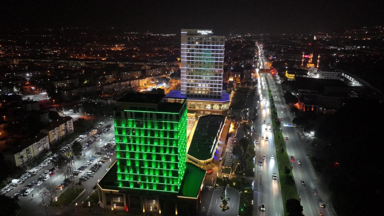 Manisa Büyükşehir Belediyesinden Tıp Bayramı’na Özel Işıklandırma