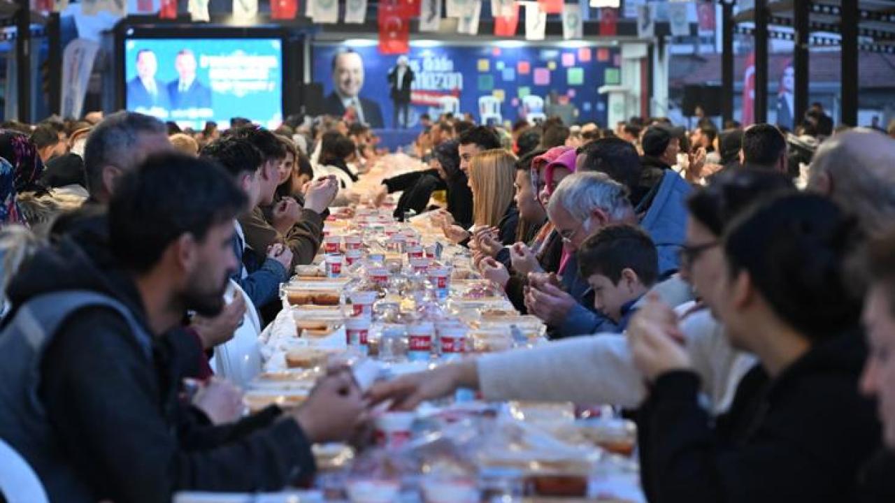 Manisa Büyükşehir’in İftar Sofrası Akhisar’da Kuruldu