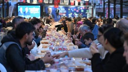 Manisa Büyükşehir’in İftar Sofrası Akhisar’da Kuruldu
