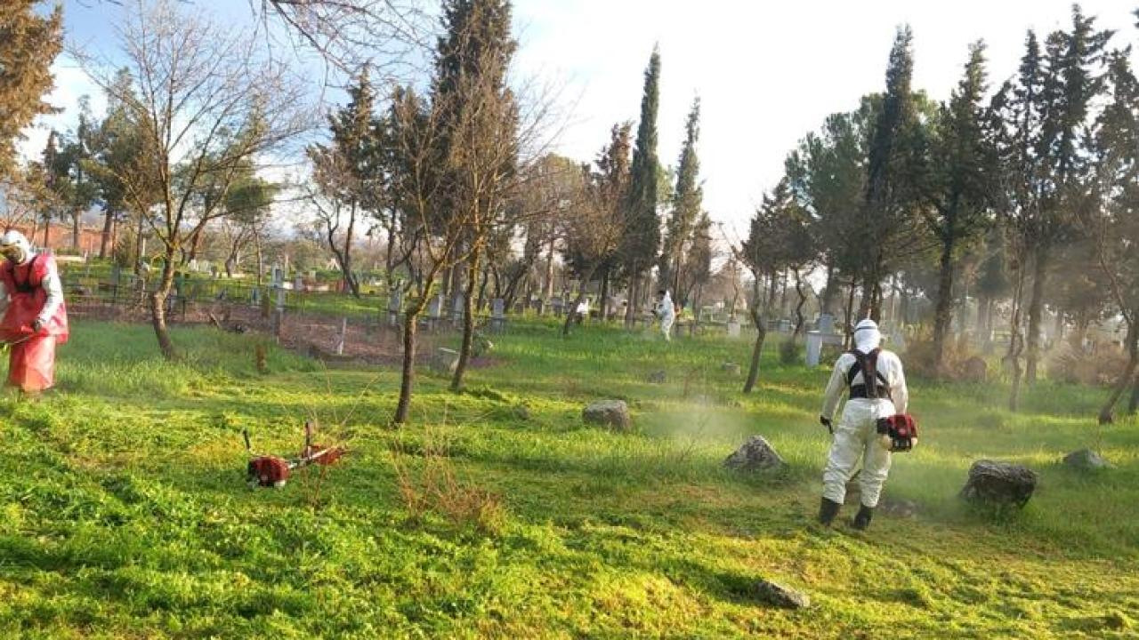 Mezarlıklar Bayrama Hazırlanıyor