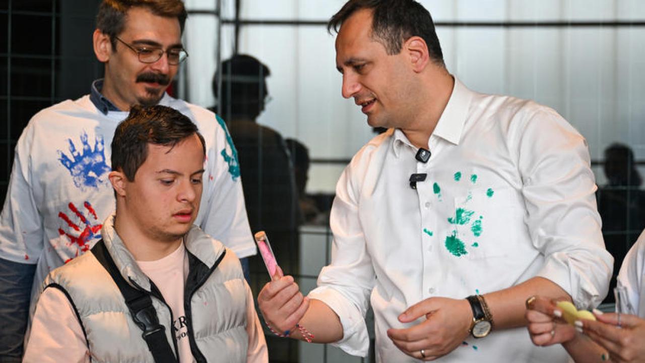 Minik eller doğaya umut ekti