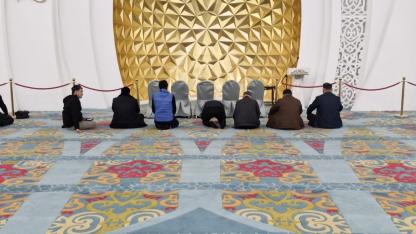 ORTA ASYA’NIN DEV CAMİSİNİN HALILARI DEMİRCİ’DEN