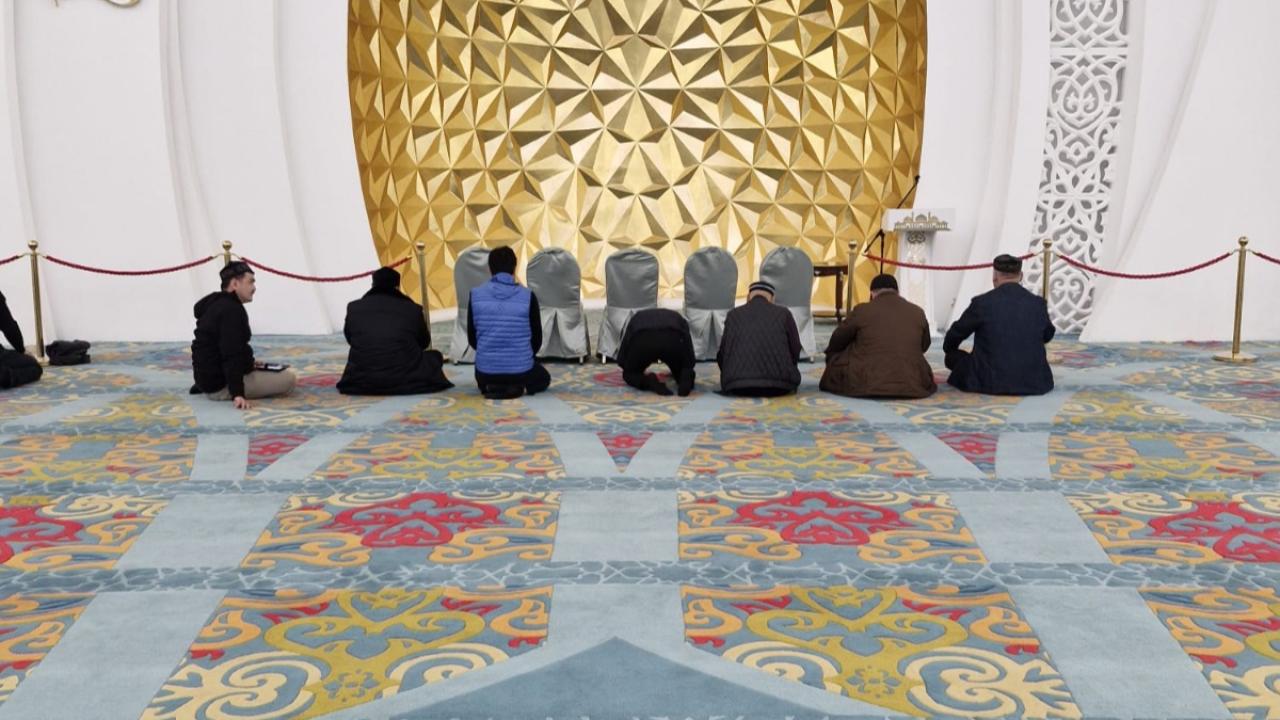 ORTA ASYA’NIN DEV CAMİSİNİN HALILARI DEMİRCİ’DEN