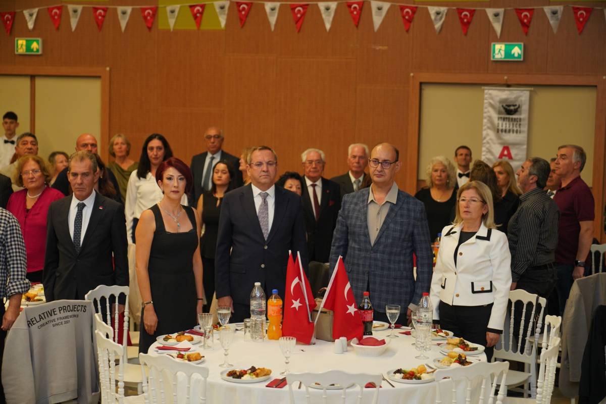 Ayvalık Atatürkçü Düşünce Derneği'nin ev sahipliğinde Cumhuriyet'in 102. Yılı Buluşması