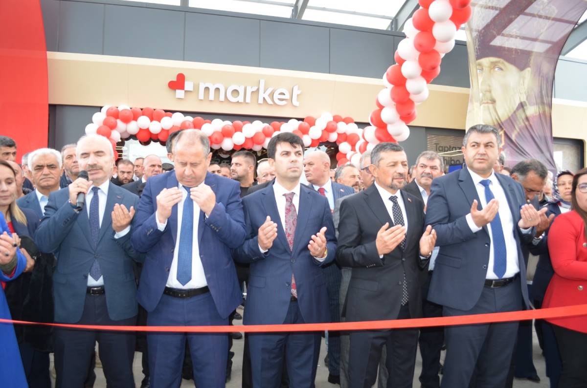 GEDİZ BELEDİYESİ’NE AİT AKARYAKIT İSTASYONU HİZMETE GİRDİ, İLK POMPA BAŞKANDAN