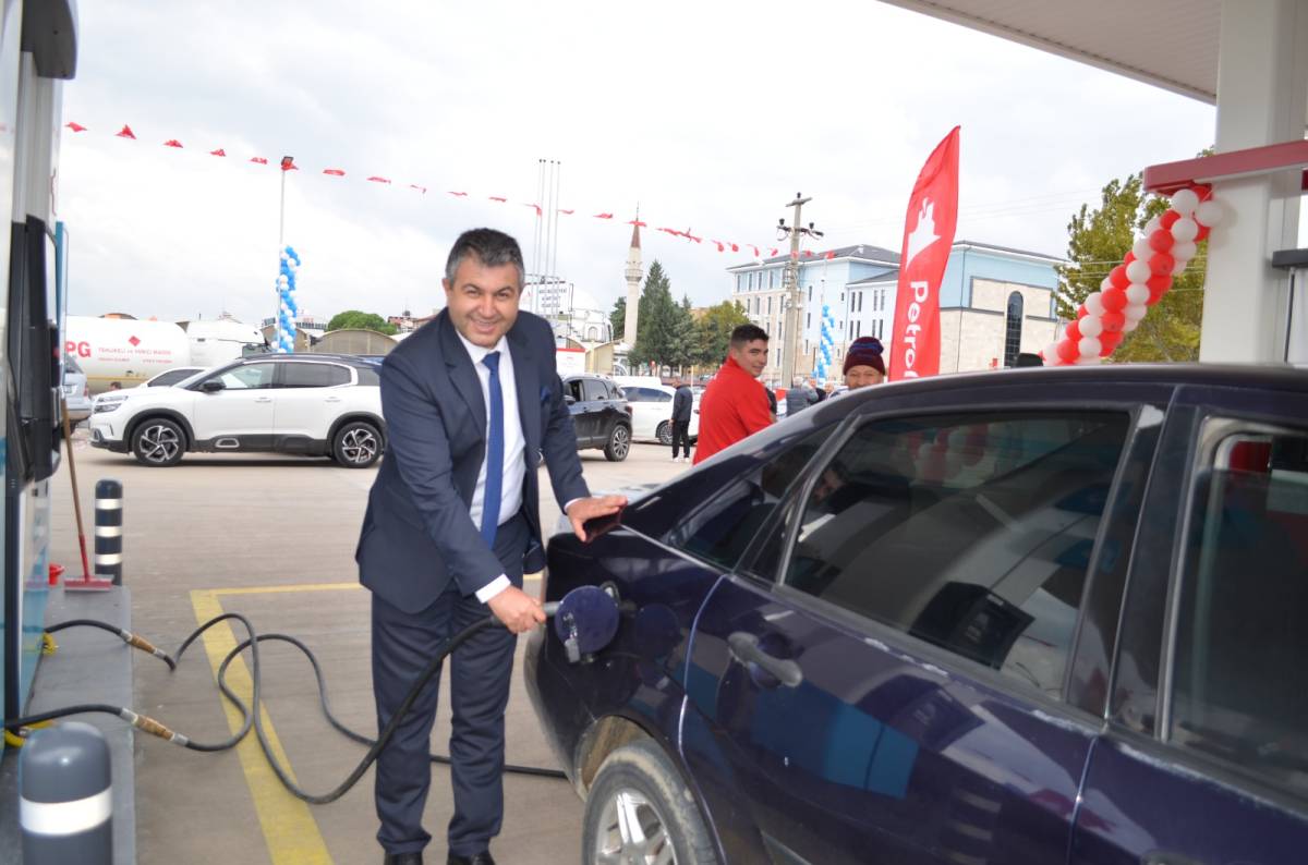 GEDİZ BELEDİYESİ’NE AİT AKARYAKIT İSTASYONU HİZMETE GİRDİ, İLK POMPA BAŞKANDAN