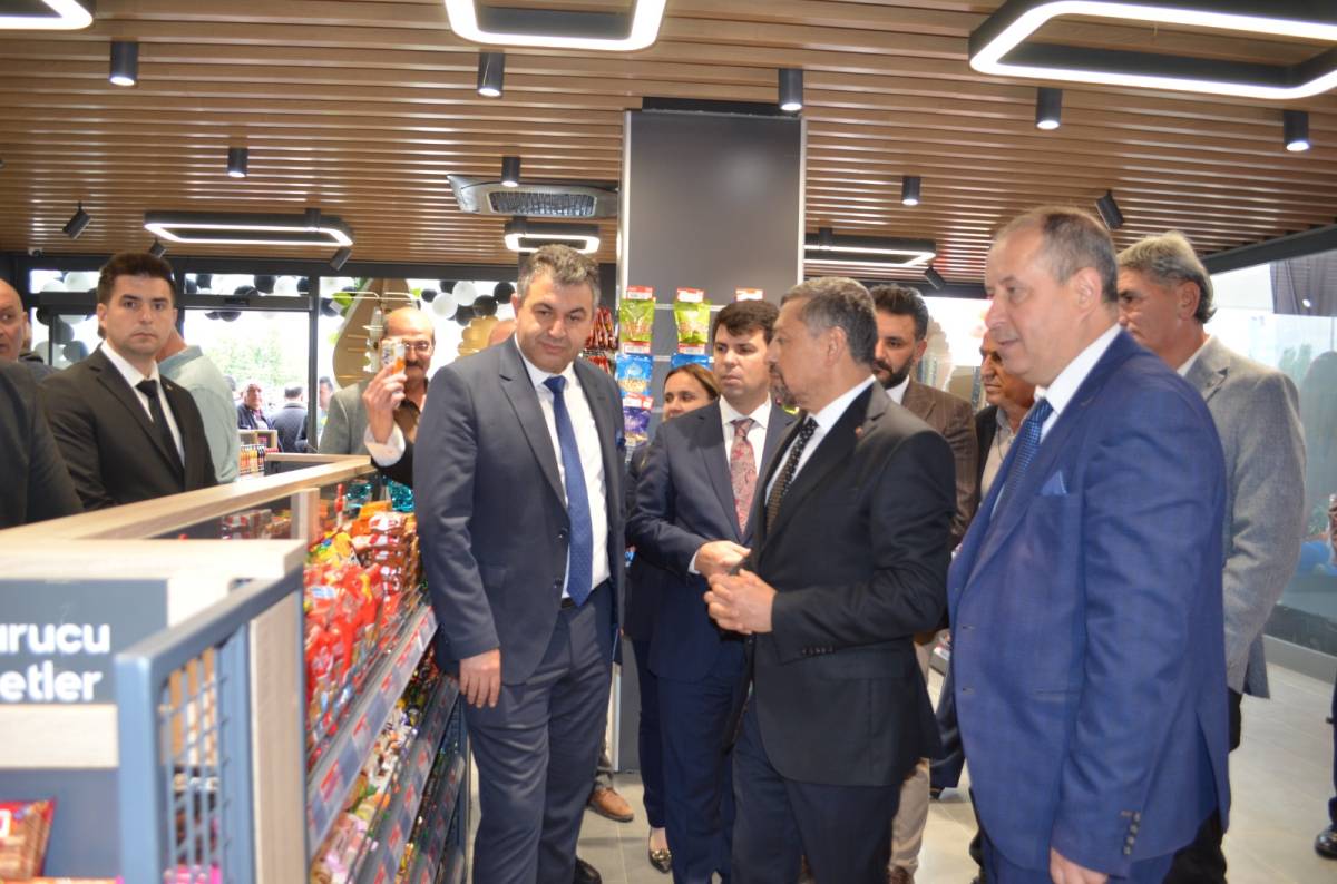 GEDİZ BELEDİYESİ’NE AİT AKARYAKIT İSTASYONU HİZMETE GİRDİ, İLK POMPA BAŞKANDAN