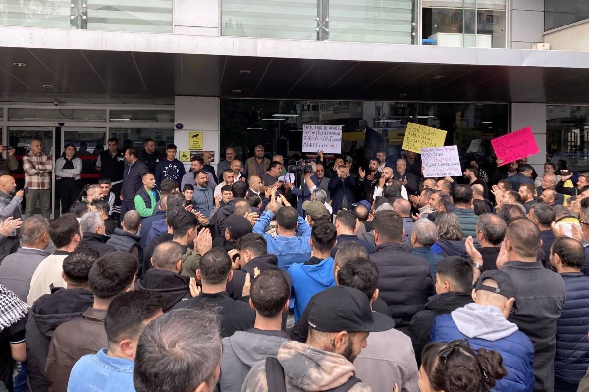 Bostanlı Pazarı’nda Kriz Derinleşiyor: Pazarcılar Tezgahlarını Açtı, Faysal Acar’dan “Gizli Protokol” İddiası