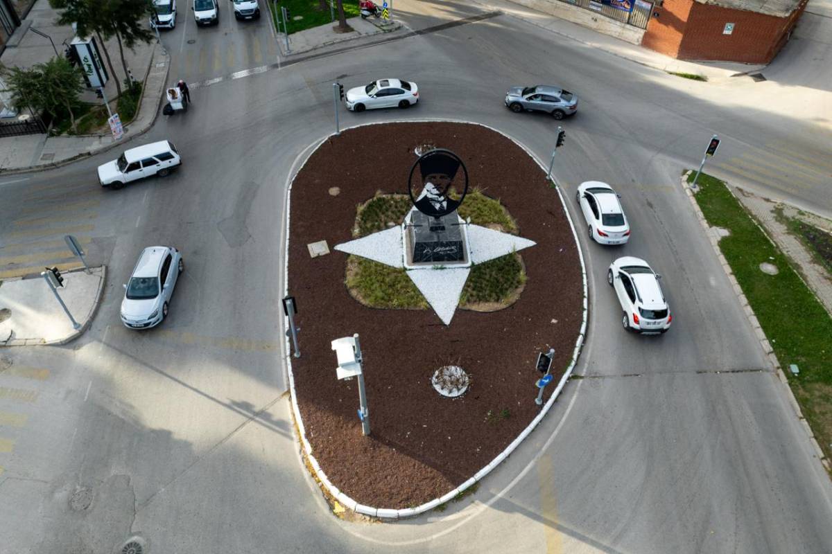 Buca’da az su isteyen bitkilerle yeşil alanlarda büyük dönüşüm