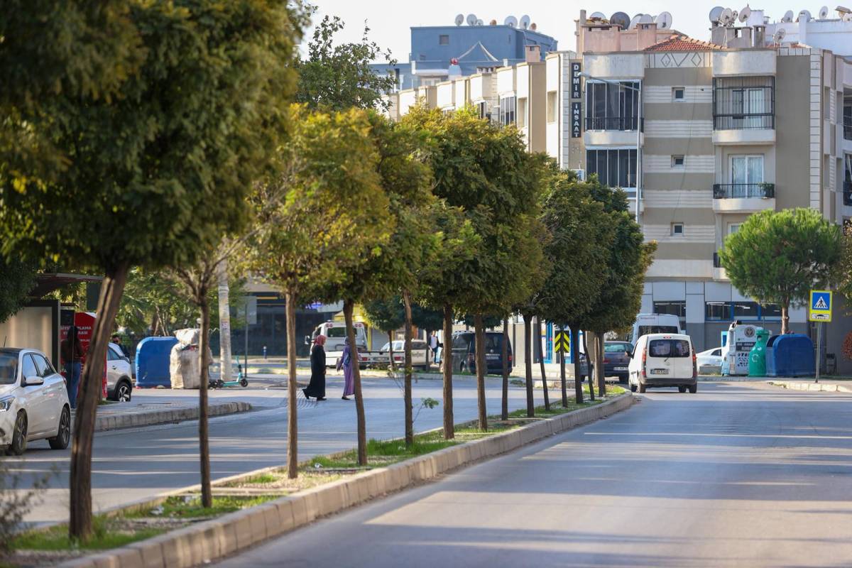 Buca’da az su isteyen bitkilerle yeşil alanlarda büyük dönüşüm