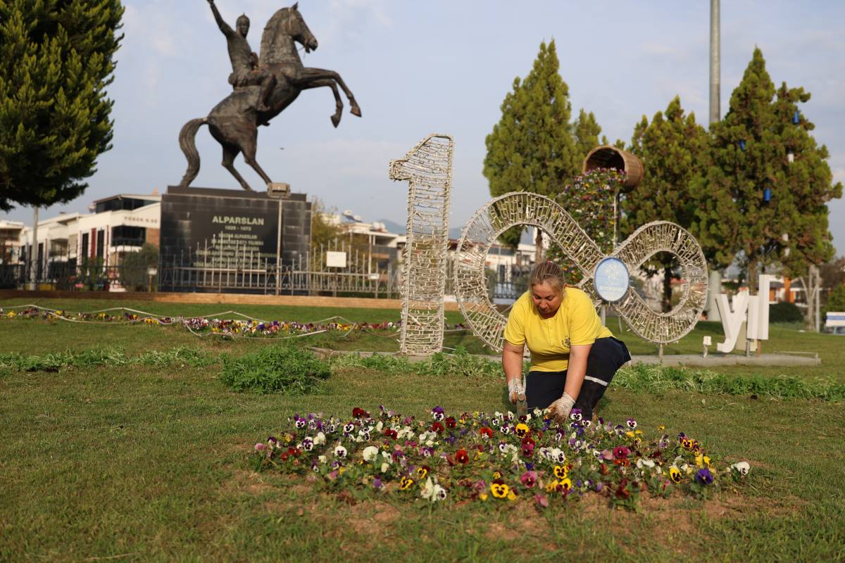BAŞKAN ÇERÇİOĞLU, AYDIN’I RENGARENK ÇİÇEKLER İLE SÜSLÜYOR
