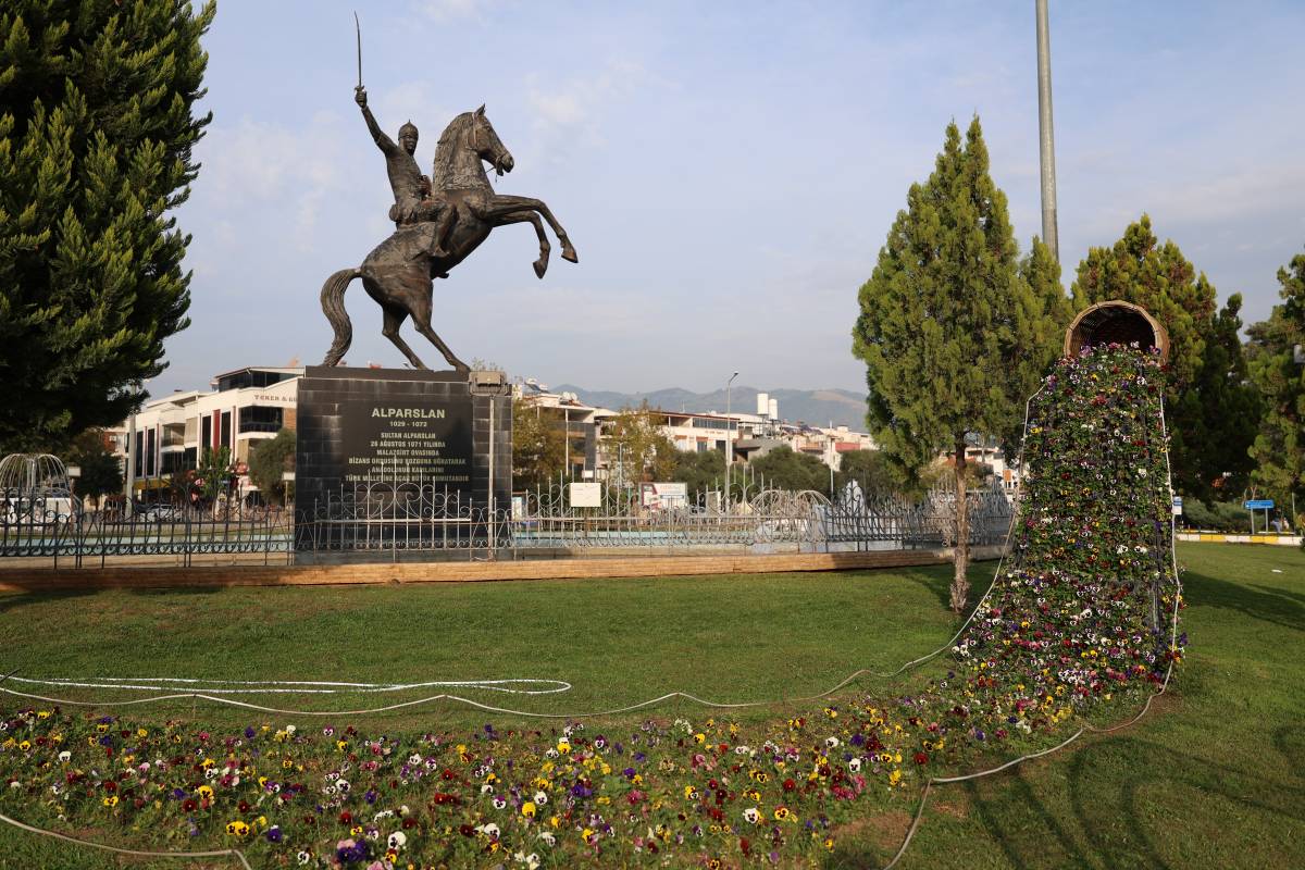 BAŞKAN ÇERÇİOĞLU, AYDIN’I RENGARENK ÇİÇEKLER İLE SÜSLÜYOR