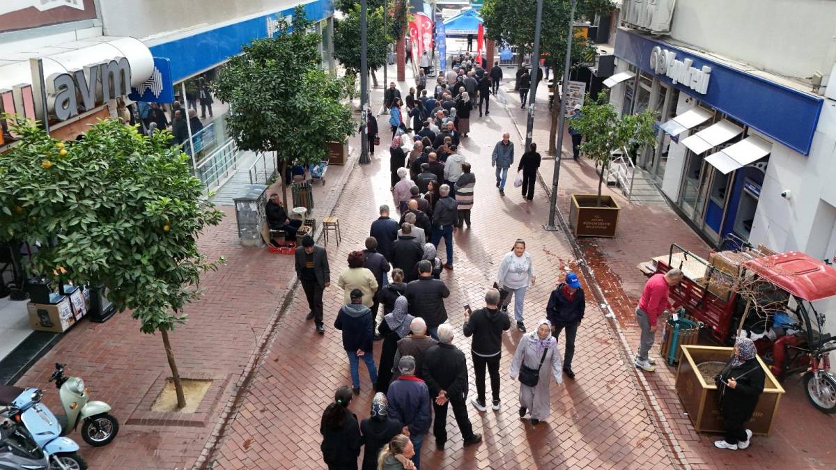 AYDIN BÜYÜKŞEHİR BELEDİYESİ BİNLERCE FİDEYİ NAZİLLİ’DE VATANDAŞLARA DAĞITTI