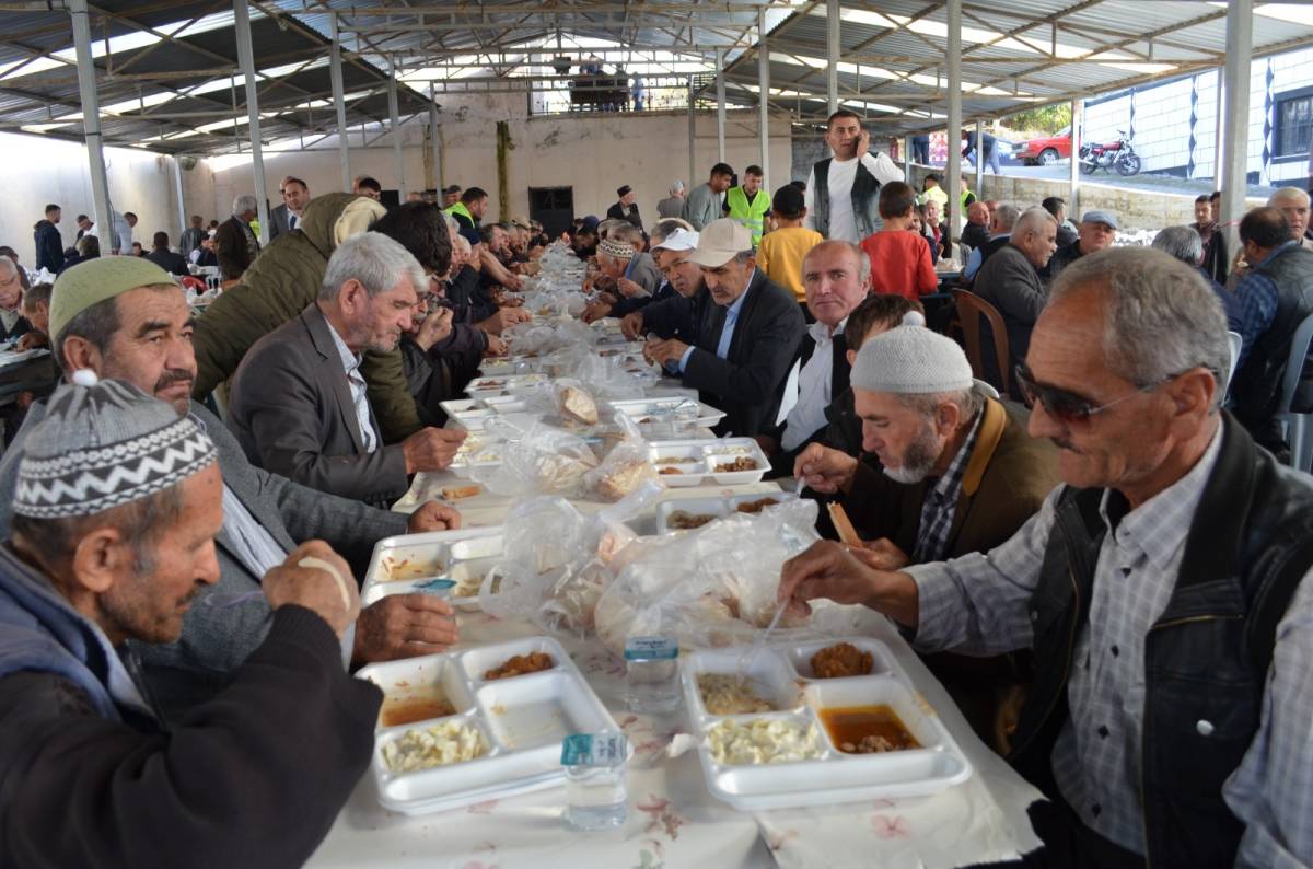BİNLERCE KİŞİ GÖRDES GÜNEŞLİ’DE YAPILAN GÖNÜL SOFRASINDA BİRARAYA GELDİ