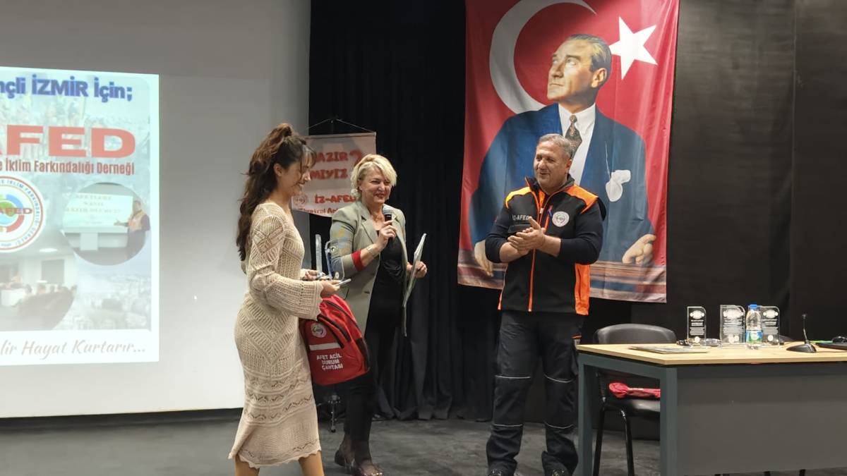 İZ-AFED 5. KURULUŞ YIL DÖNÜMÜNÜ KUTLADI VE BASIN EMEKÇİLERİNİ ONURLANDIRDI