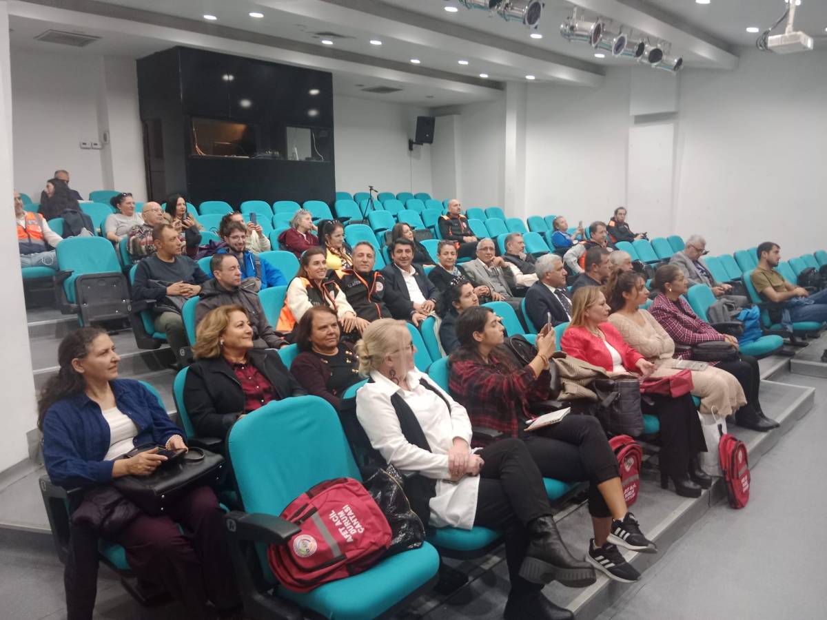 İZ-AFED 5. KURULUŞ YIL DÖNÜMÜNÜ KUTLADI VE BASIN EMEKÇİLERİNİ ONURLANDIRDI