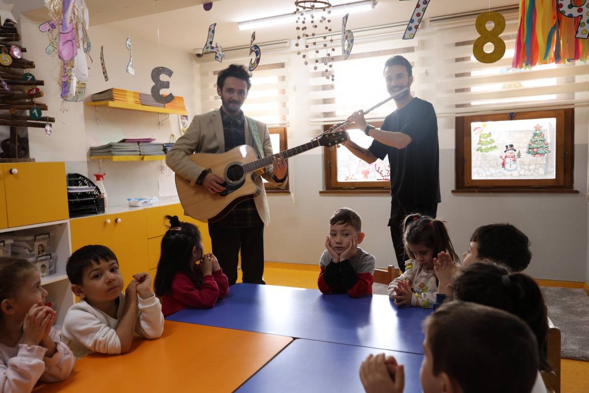 BAŞKAN ÇERÇİOĞLU İLE ÇOCUKLAR NOTALARIN RENKLERİYLE TANIŞTI