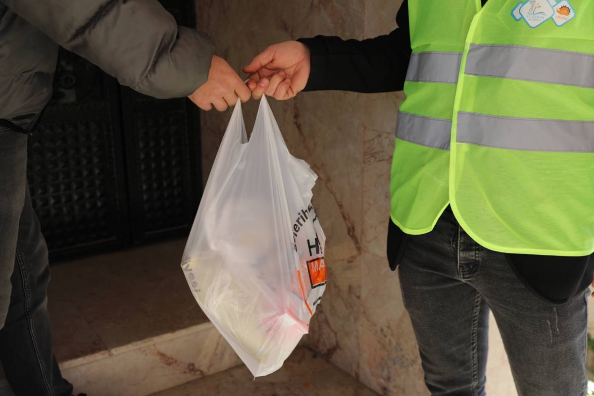 Seferihisar’da yeni yılın adı: Dayanışma;  300 aileye yılbaşı paketi desteği