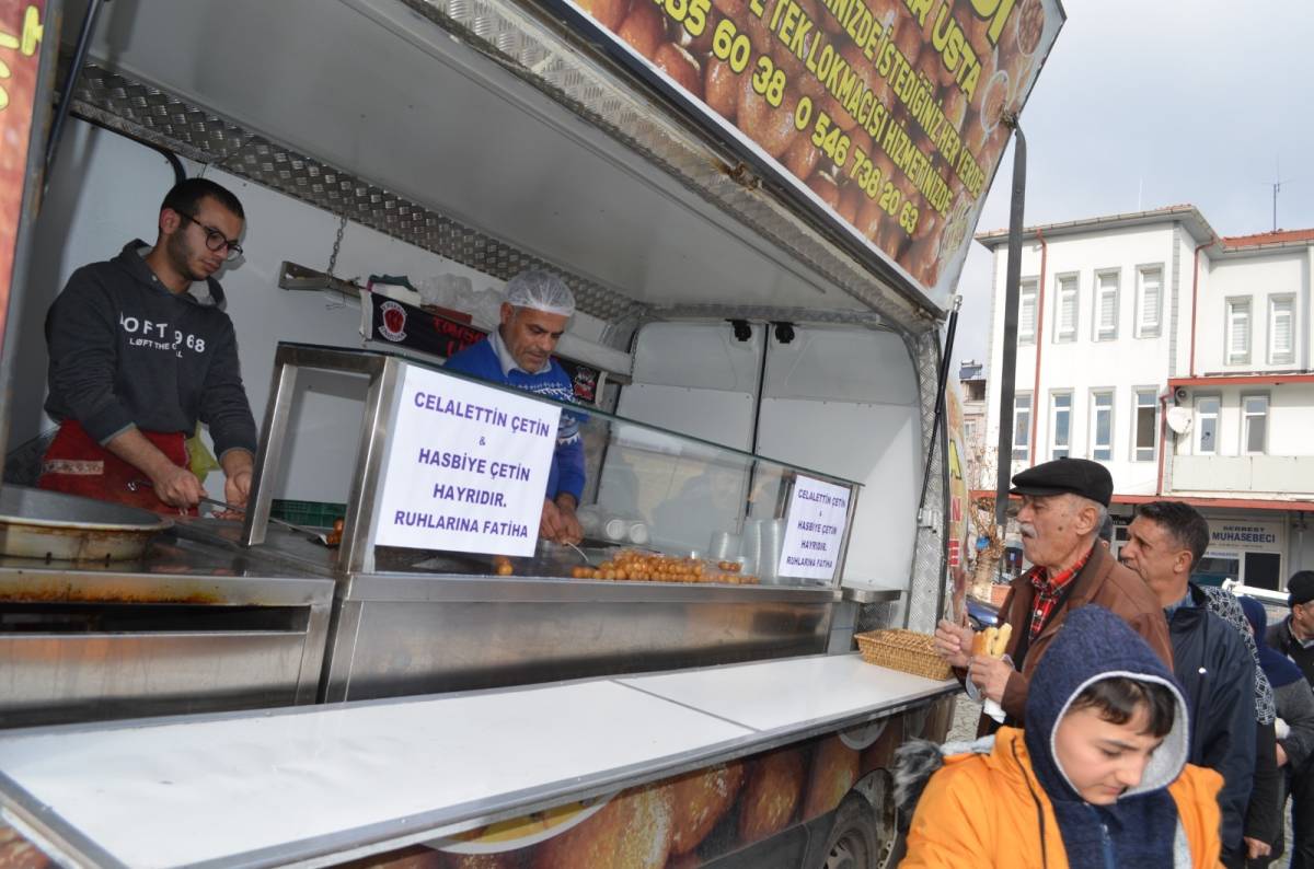 EMEKLİ ÖĞRETMEN EMEL UYSAL 1000 KİŞİLİK LOKMA DÖKTÜRDÜ