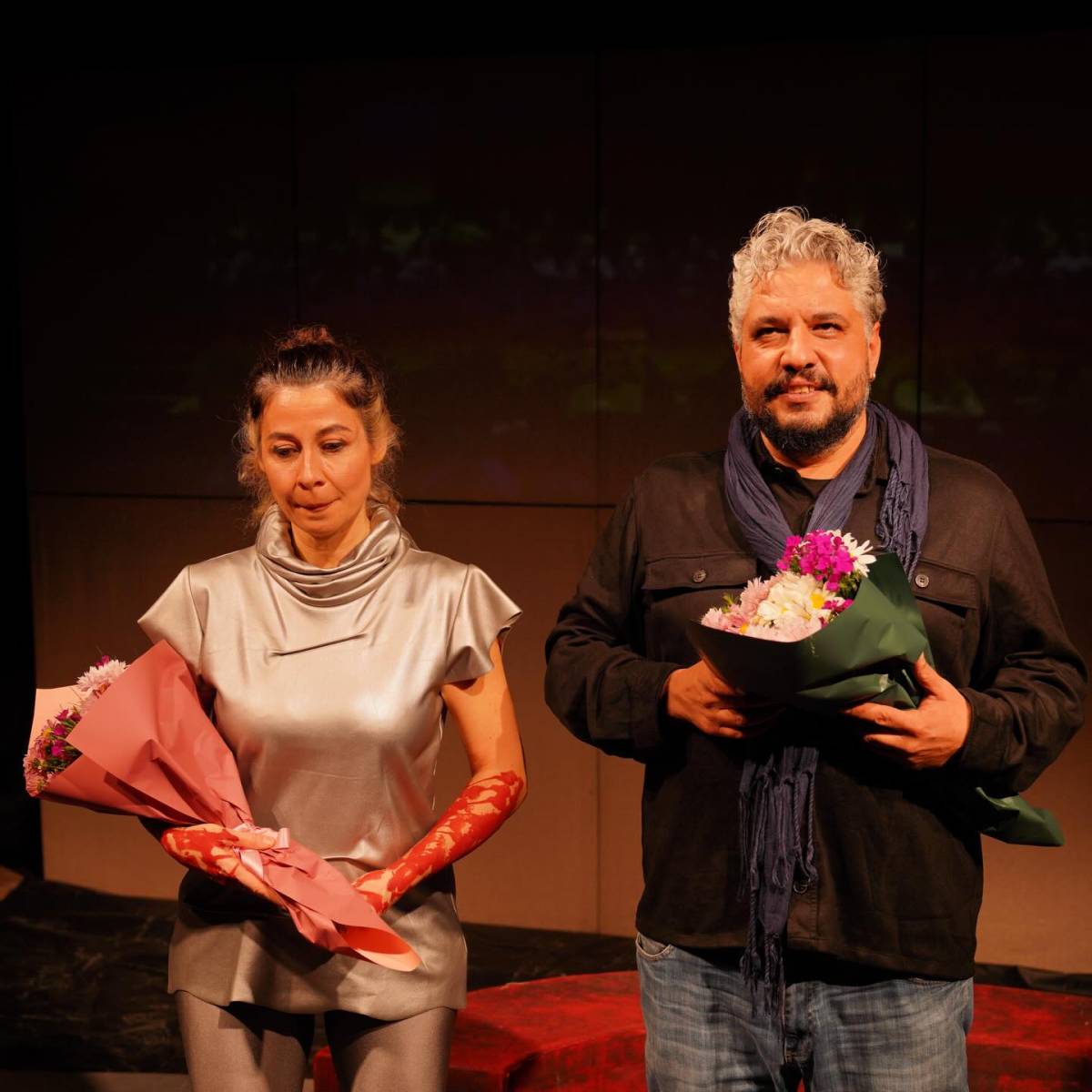 Ayvalık Belediye Tiyatrosu’ndan Çarpıcı Bir Prömiyer: “Müdahil” Perde Dedi