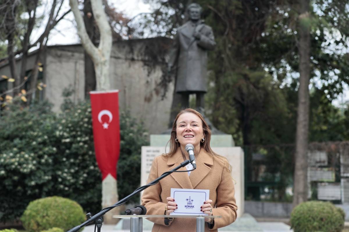 Usta şairin 124. doğum günü heykeli başında kutlandı