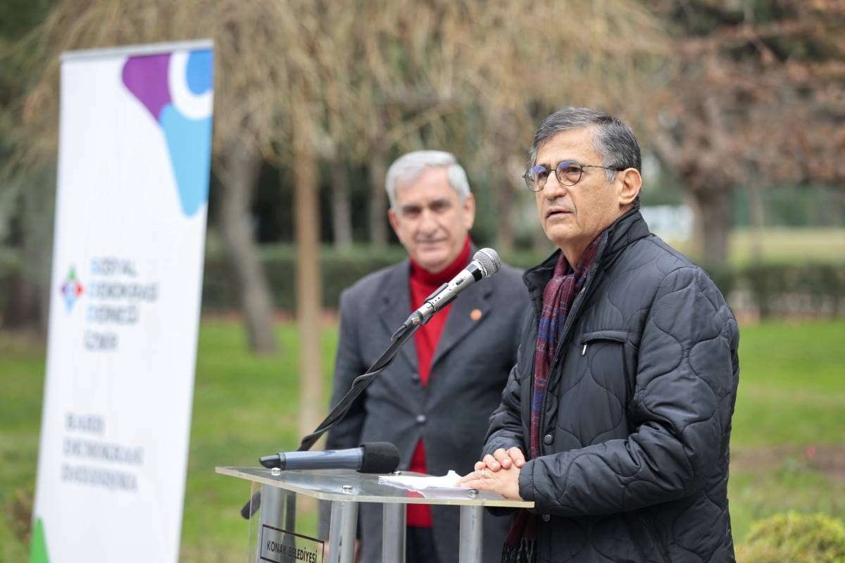 Usta şairin 124. doğum günü heykeli başında kutlandı