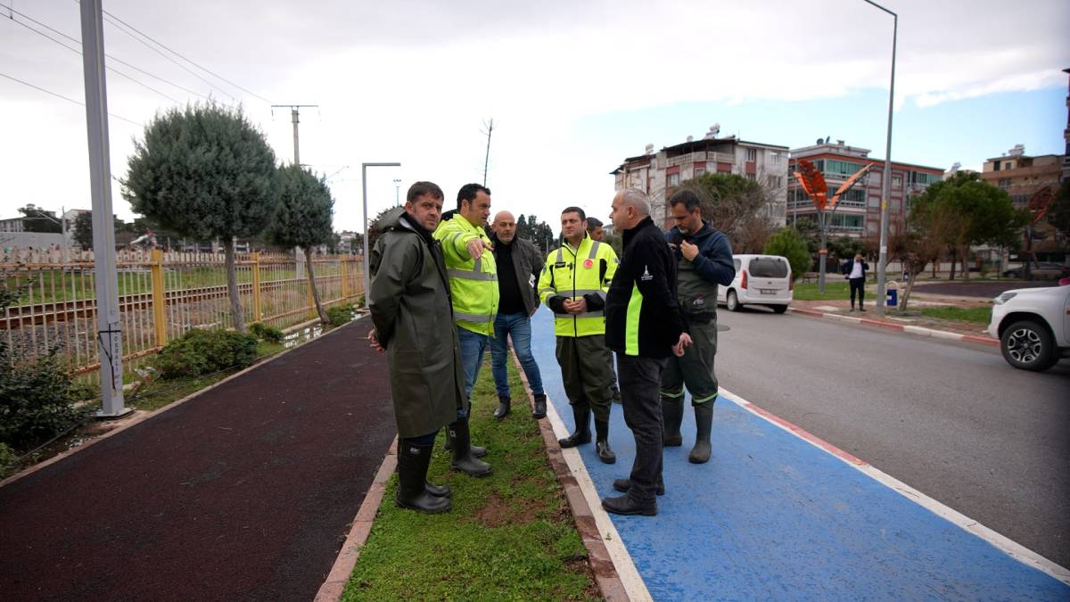 Torbalı Belediyesi'nden Yağmur Mesaisi: Sorunlar Anında Çözüldü!  Başkan Demir Gün Boyu Sahadaydı