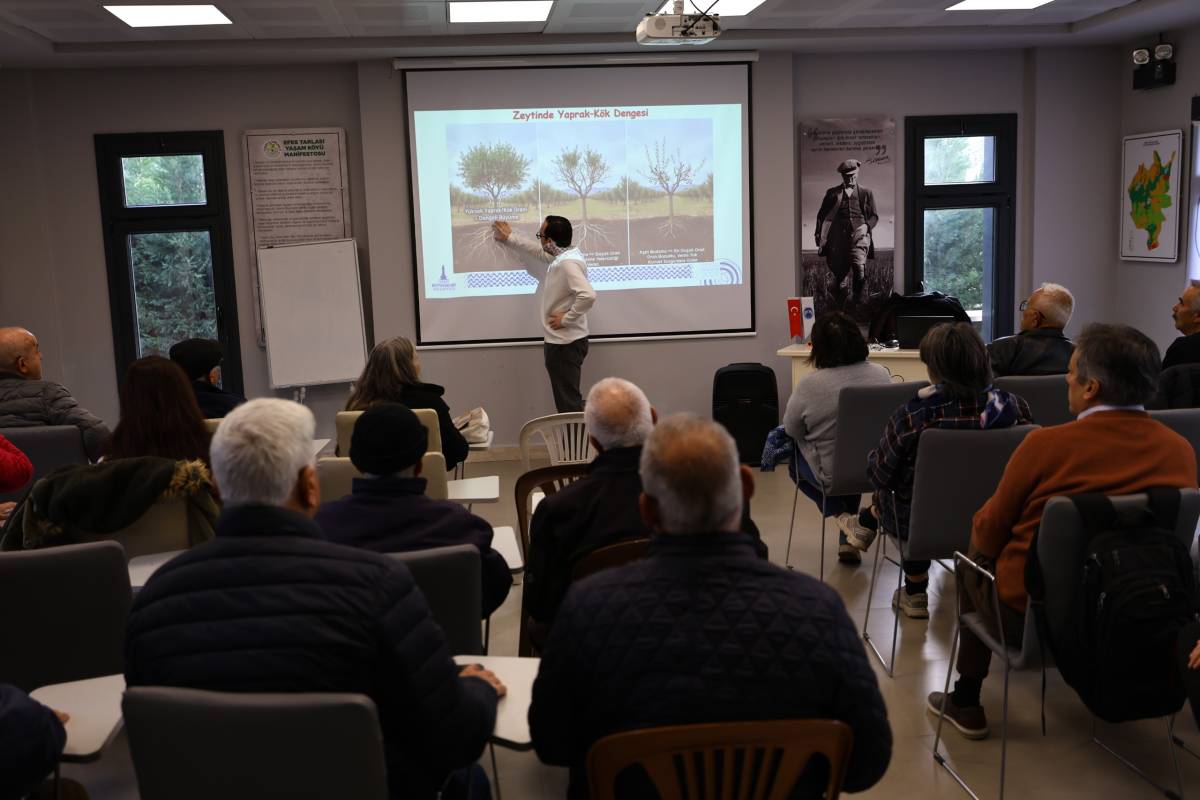 EFES SELÇUK’TA ZEYTİN BUDAMA EĞİTİMİ DÜZENLENDİ