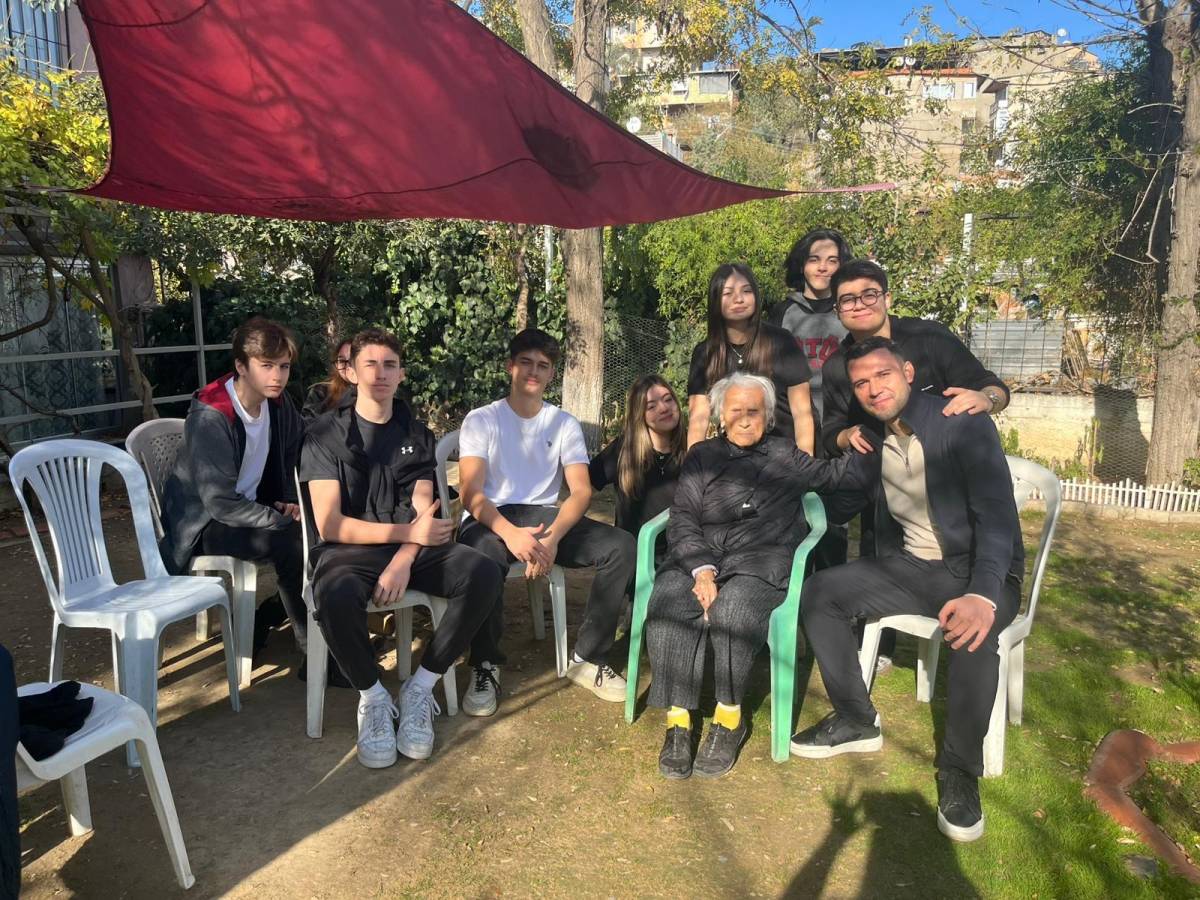 BÜYÜKLERE SAYGININ EN GÜZEL HÂLİ: İTÜ GVO İZMİR LİSE ÖĞRENCİLERİNDEN ANLAMLI ZİYARET