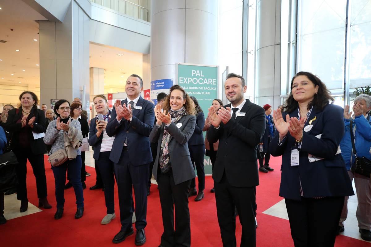 Karşıyaka Belediyesi ileri yaş hizmetlerini Sağlıklı Yaş Alma Fuarı’na taşıdı