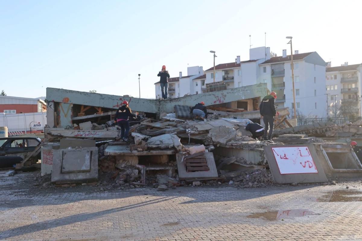 Bayraklı Belediyesi Arama Kurtarma Ekipleri AFAD Eğitimini Tamamladı