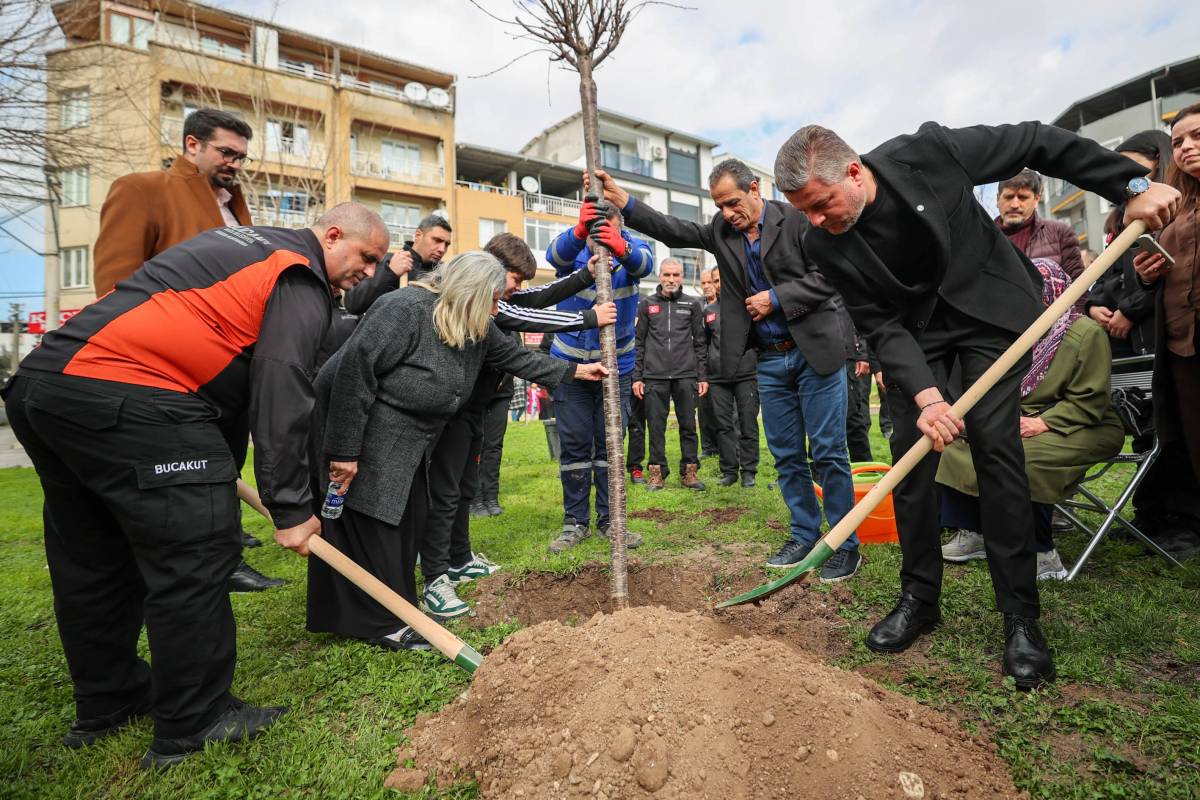 BUCA'DA 6 ŞUBAT'TA KAYBEDİLENLER FİDANLARLA ANILDI