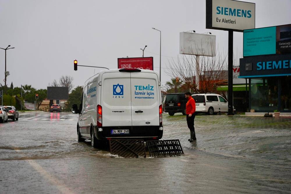 Çeşme Belediyesi Yağmurla Mücadelede Tüm Ekipleriyle Sahada