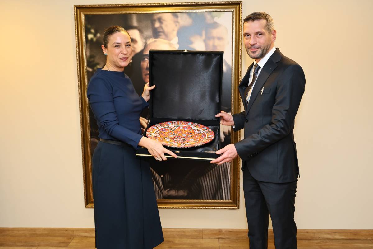 Efes Selçuk Belediyesi’ne Hayvan Ambulansı Bağışı