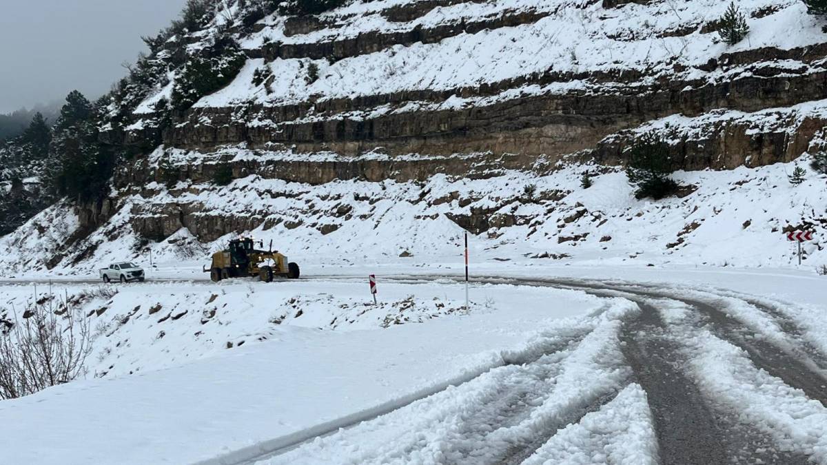 Manisa Büyükşehir Belediyesinden Bayramda Spil Dağı’nda Kar Mesaisi